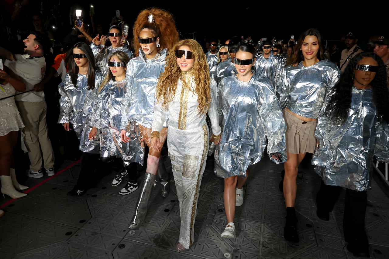 Winnie Harlow, Daniella Durand, y Ariadna Gutiérrez junto a Shakira en su concierto en Miami.