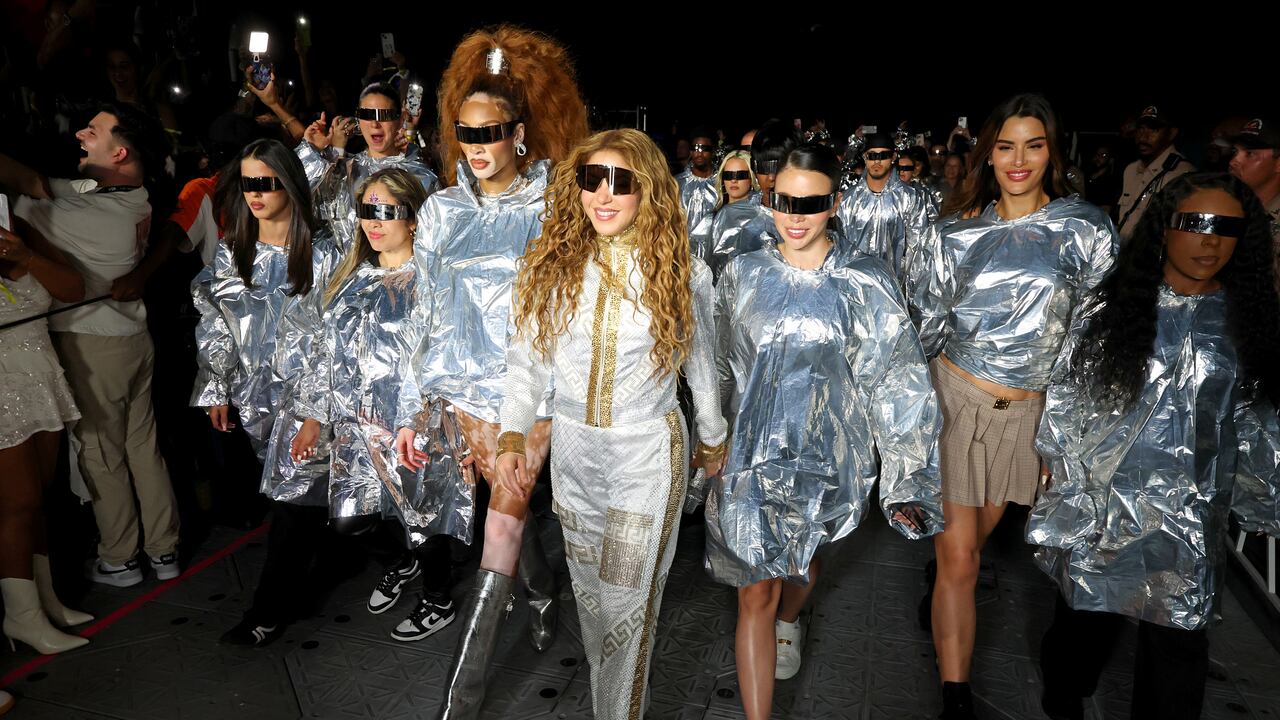 Winnie Harlow, Daniella Durand, y Ariadna Gutiérrez junto a Shakira en su concierto en Miami.