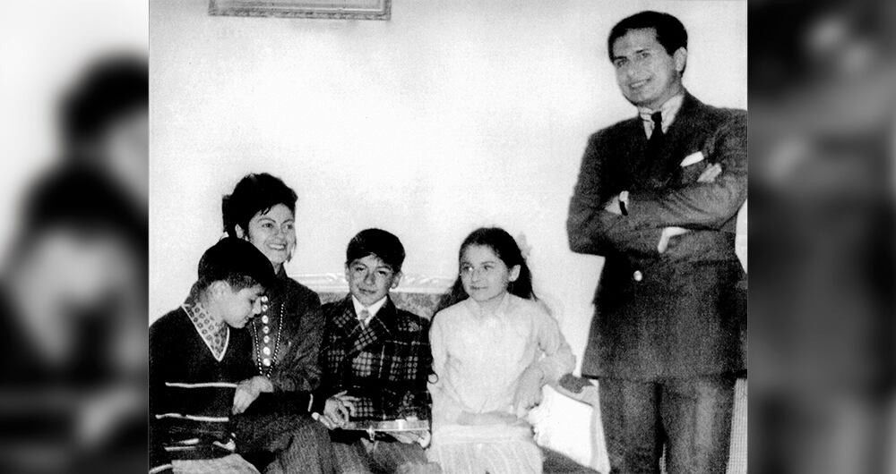 En Zipaquirá, compartía tiempo entrañable en familia. En la foto, Gustavo Petro, Clara Urrego (madre), Juan Fernando Petro, Adriana Petro y Gustavo Petro Sierra (padre). 