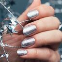 Uñas metalizadas y plateadas- Tendencia 2023