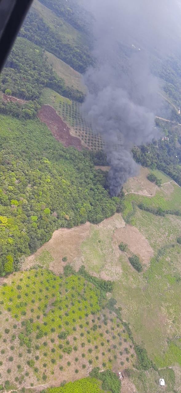 Vista aérea de una operación contra el narcotráfico.