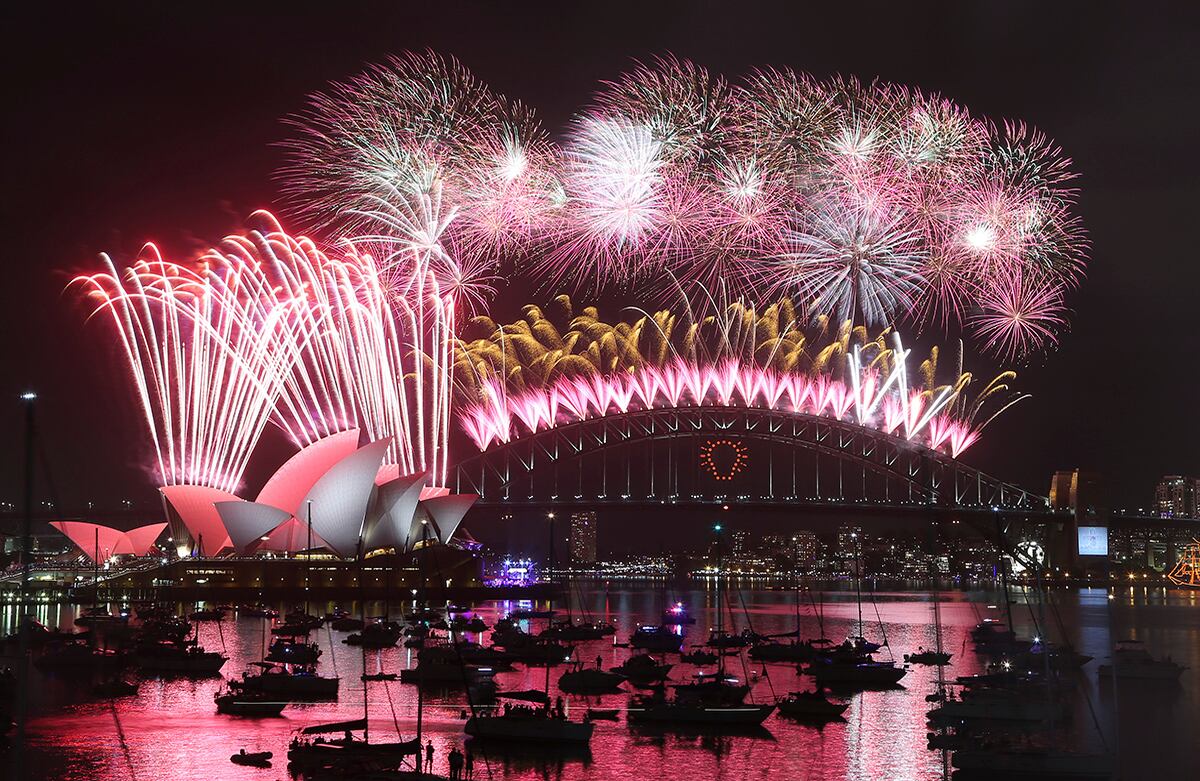 Fuegos artificiales explotan sobre la Casa de la Ópera de Sídney, durante las celebraciones que reciben el 2015 en Australia. (AP)