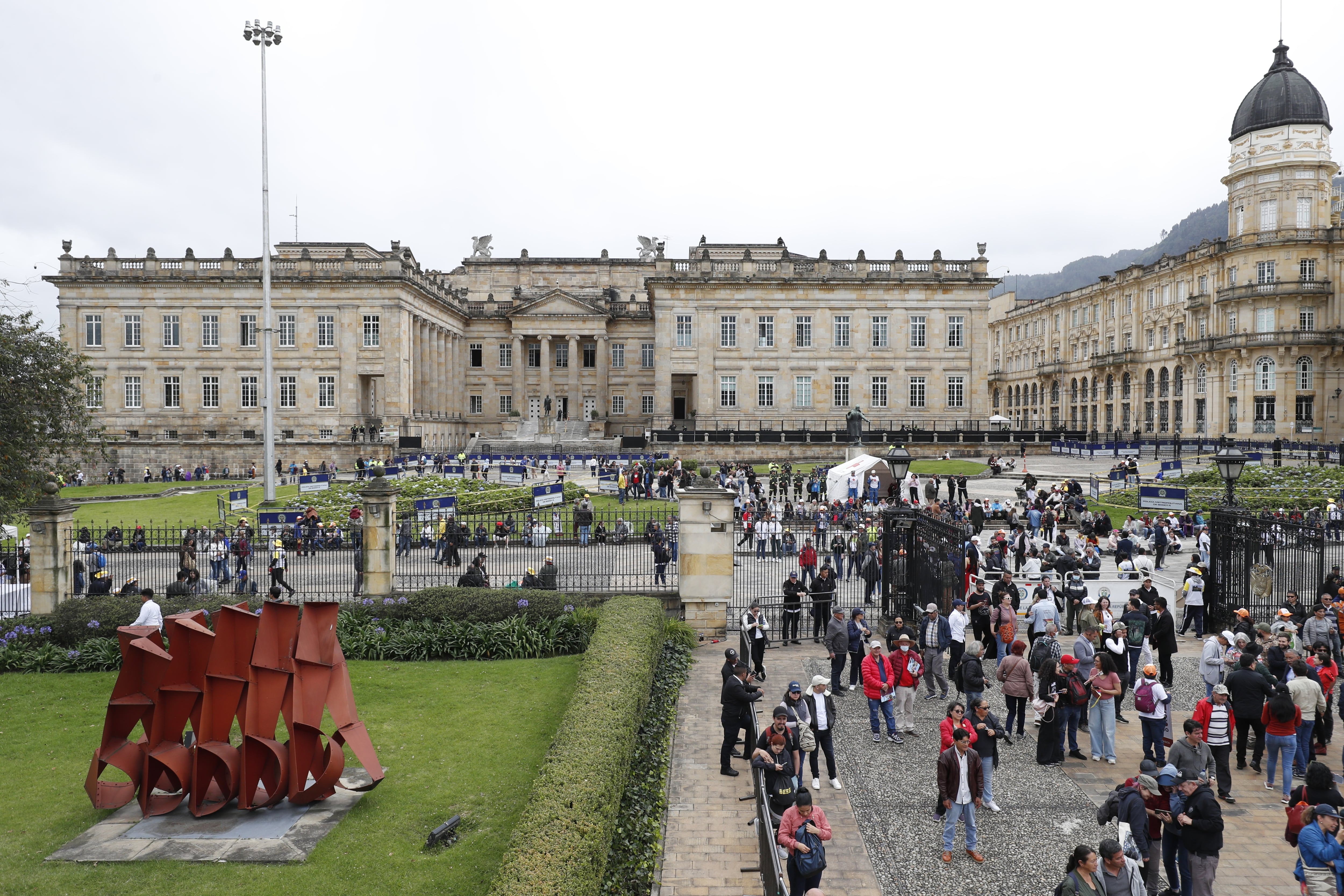 Ingreso a la plaza de armas para el discurso en el balcón del Presidente Gustavo Petro