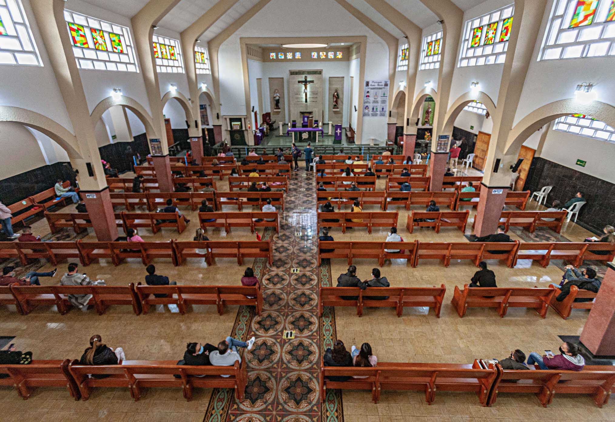Misa en la Iglesia de Santa Marta ubicada en Galerías