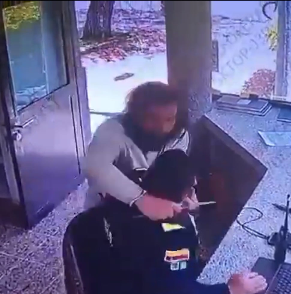 El sujeto agredió con un arma blanca al uniformado.