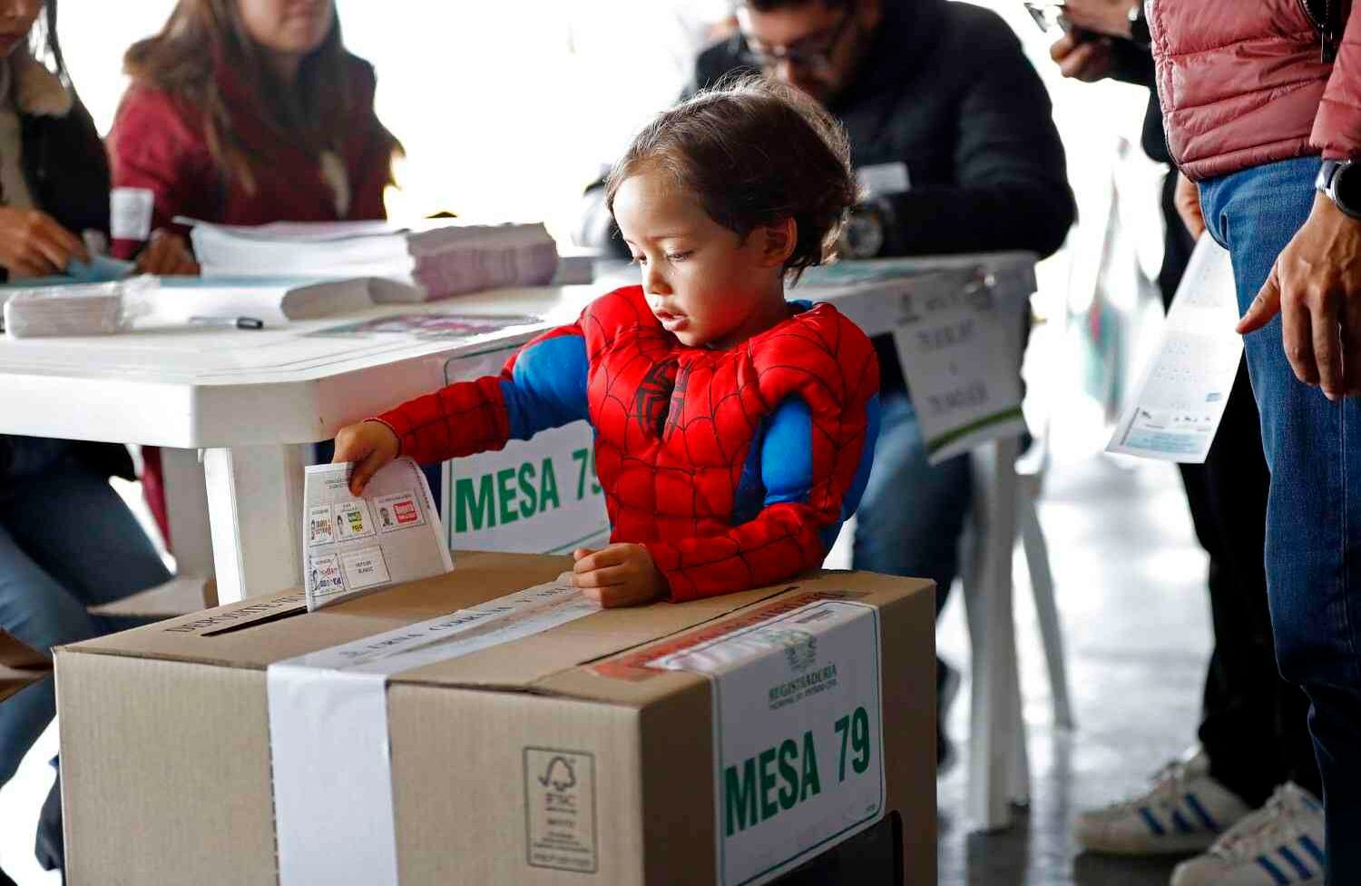 Aunque aún no pueden votar, muchos menores, algunos disfrazados desde ya, acompañaron a sus familias durante los comicios. Foto: León Darío Peláez