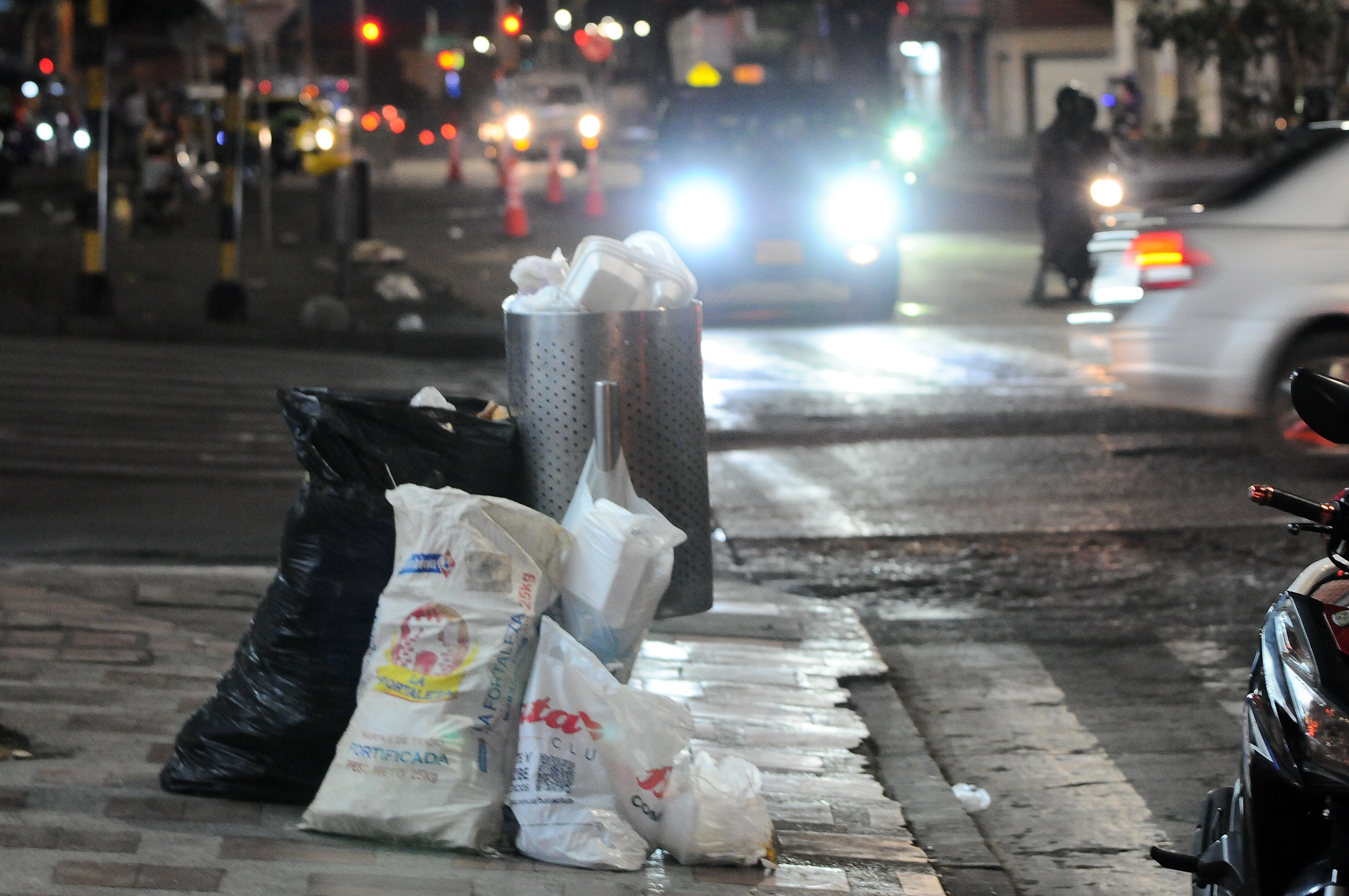 Cali: Ante la problemática del manejo de las basuras en ciudad, el alcalde genera gran polémica vía redes por el tema de la recolección de las basuras. foto José L Guzmán. El País, agosto 9-23.