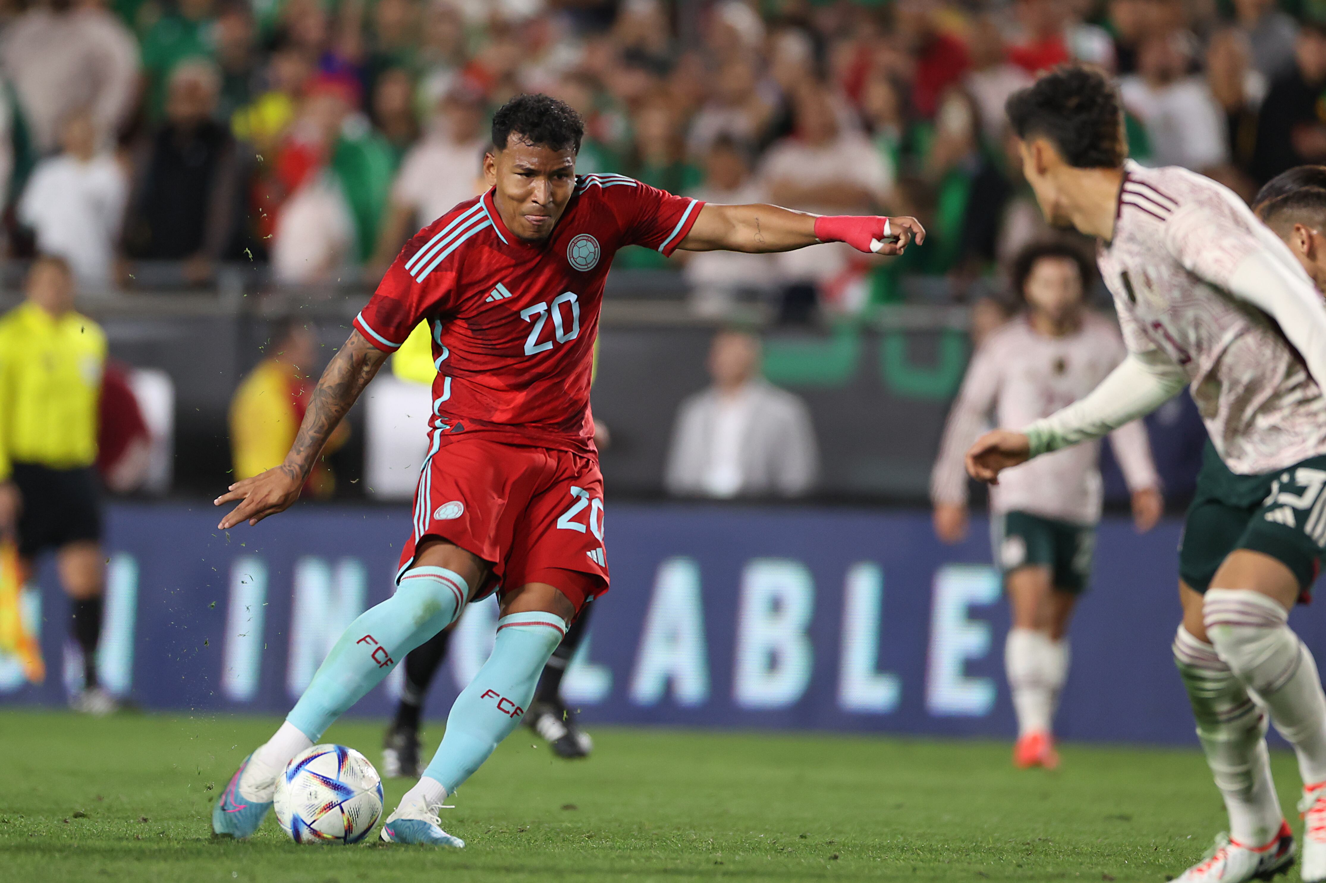 LOS ÁNGELES, CALIFORNIA - 16 DE DICIEMBRE: Roger Martínez # 20 de Colombia dispara a portería durante el partido amistoso internacional entre Colombia y México en Los Ángeles Memorial Coliseum el 16 de diciembre de 2023 en Los Ángeles, California. (Foto de Omar Vega/Getty Images)