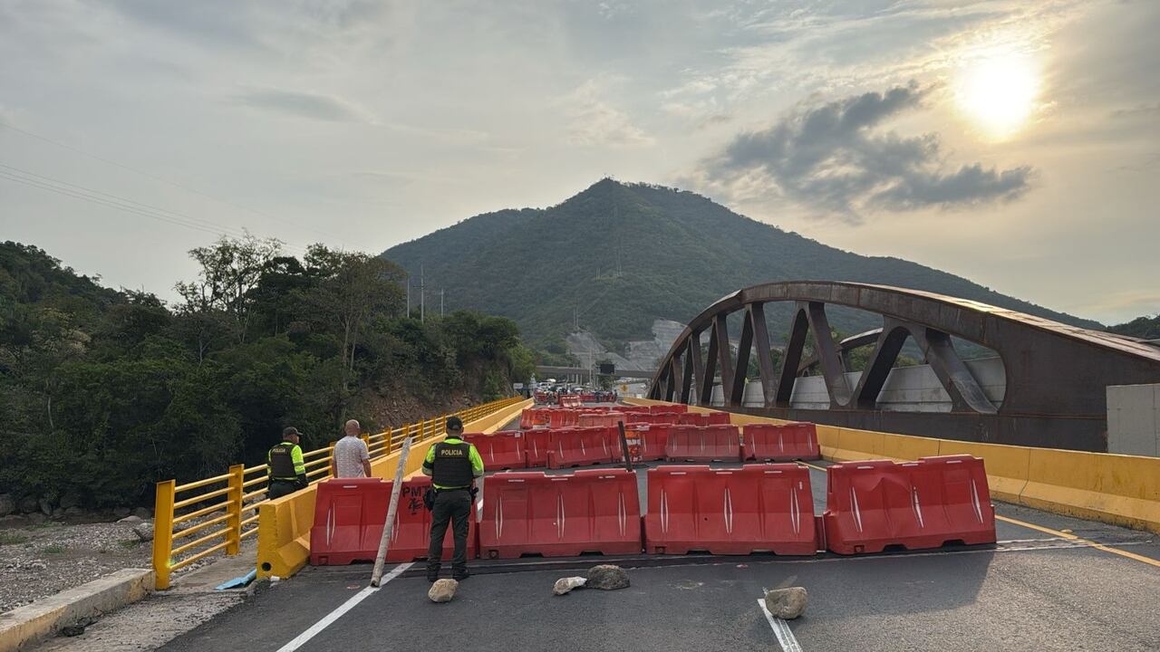 Firmantes de paz bloquean la vía Bogotá-Girardot en el sector de ‘El Boquerón’: esto es lo que le exigen al Gobierno