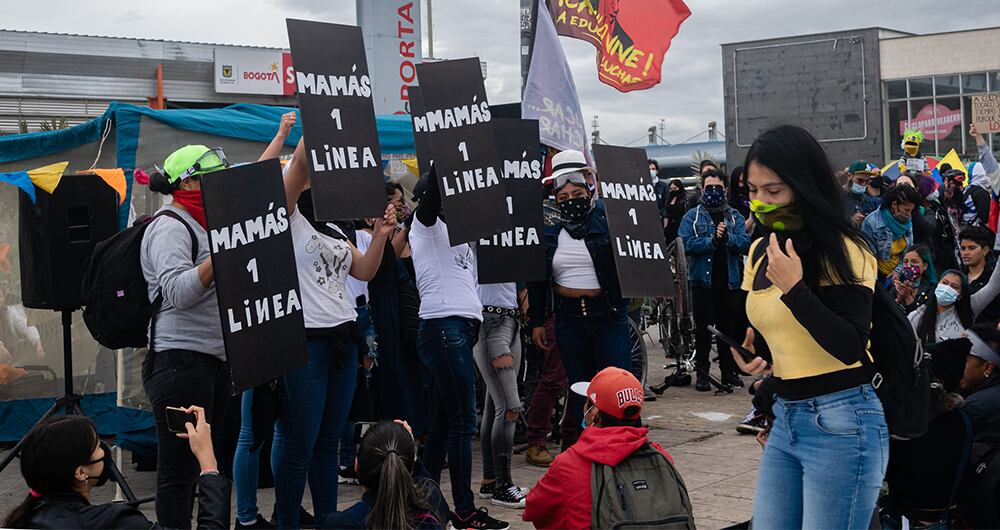 Las mamás de la "Primera línea" han participado de las manifestaciones convocadas en el portal Américas de Transmilenio, en el suroccidente de Bogotá.