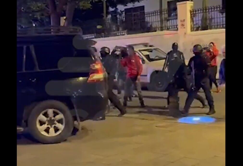 No está claro si también ingresaron al interior de la casona ni la situación del exvicepresidente Glas. Uniformados cerraron la principal avenida de acceso a ese sitio.