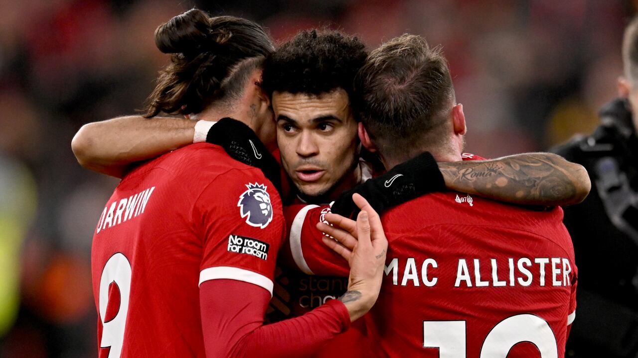 Luis Díaz abraza a Darwin Núñez y Alexis Mac Allister