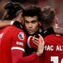 Luis Díaz abraza a Darwin Núñez y Alexis Mac Allister