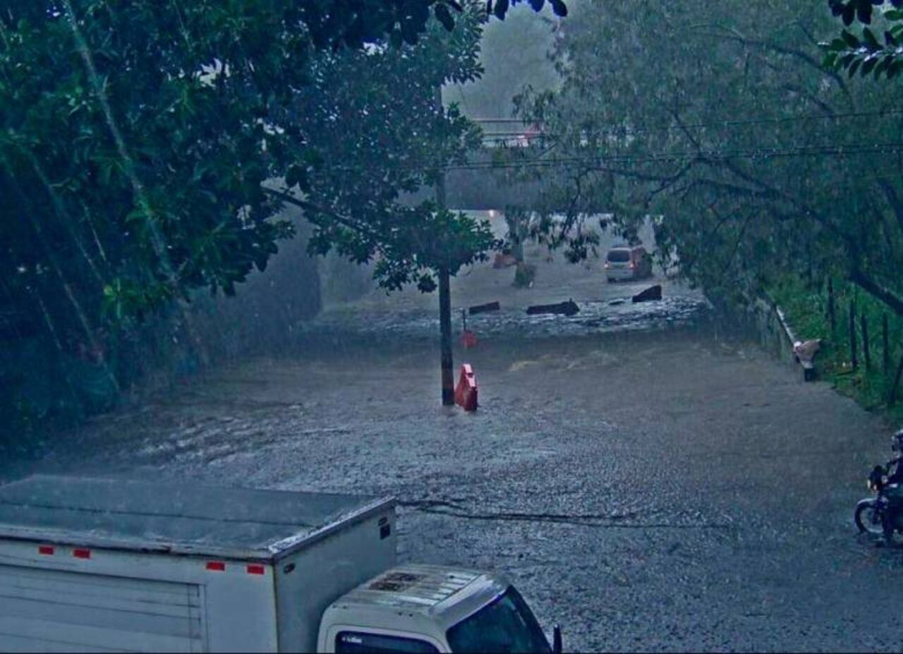 Inundaciones en Medellín este lunes seis de junio.