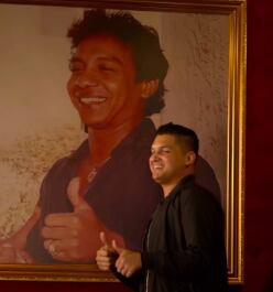 Elder Dayan Díaz junto a una imagen de su padre Diomedes Díaz.