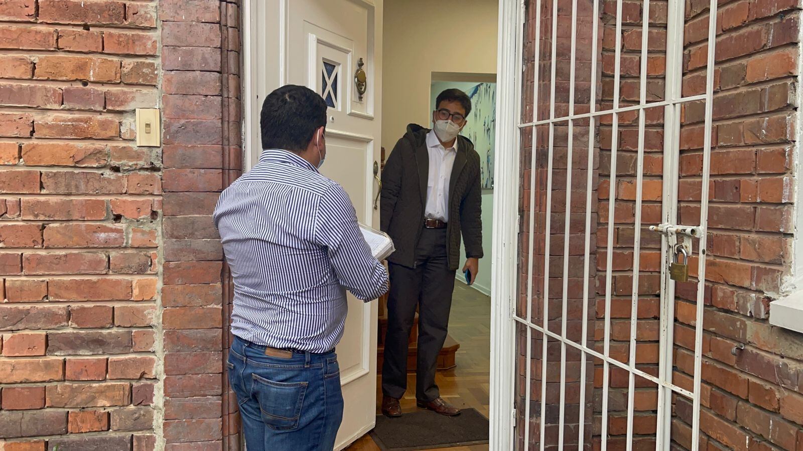 El presidente de las juventudes liberales entregando las firmas en la sede de Alejandro Gaviria en Bogotá.