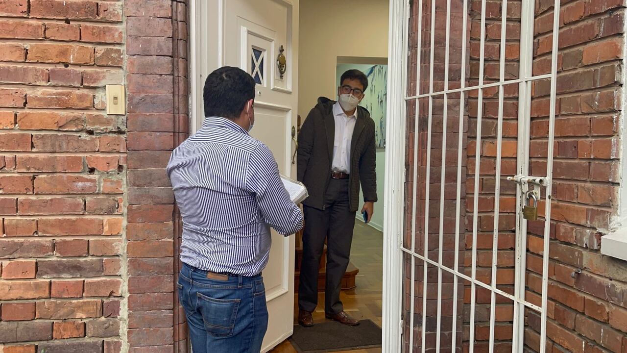 El presidente de las juventudes liberales entregando las firmas en la sede de Alejandro Gaviria en Bogotá.