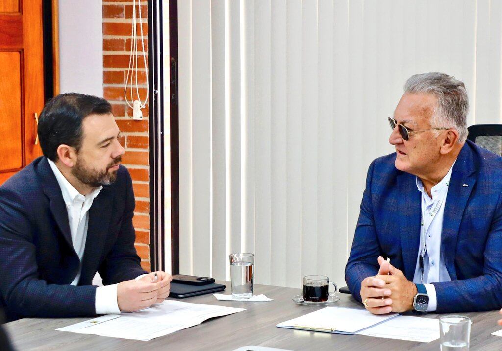 Alcalde, Carlos Fernando Galán  y el superintendente de Servicios Públicos Domiciliarios, Dagoberto Quiroga