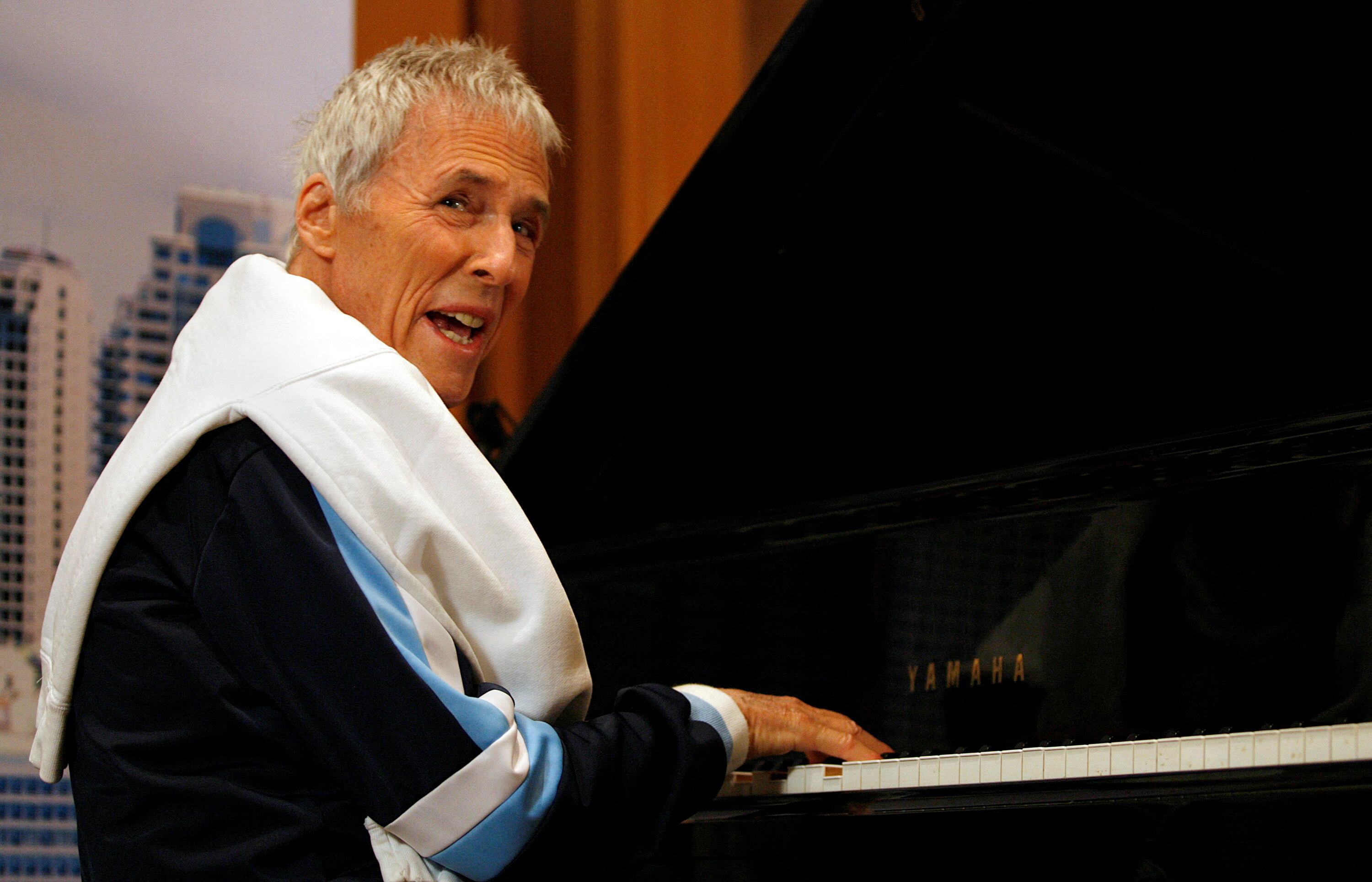 El compositor Burt Bacharach canta durante un evento mediático en Sydney el 28 de junio de 2007. El prolífico escritor de canciones Bacharach está realizando una gira por Australia con la Orquesta Sinfónica de Sydney.
