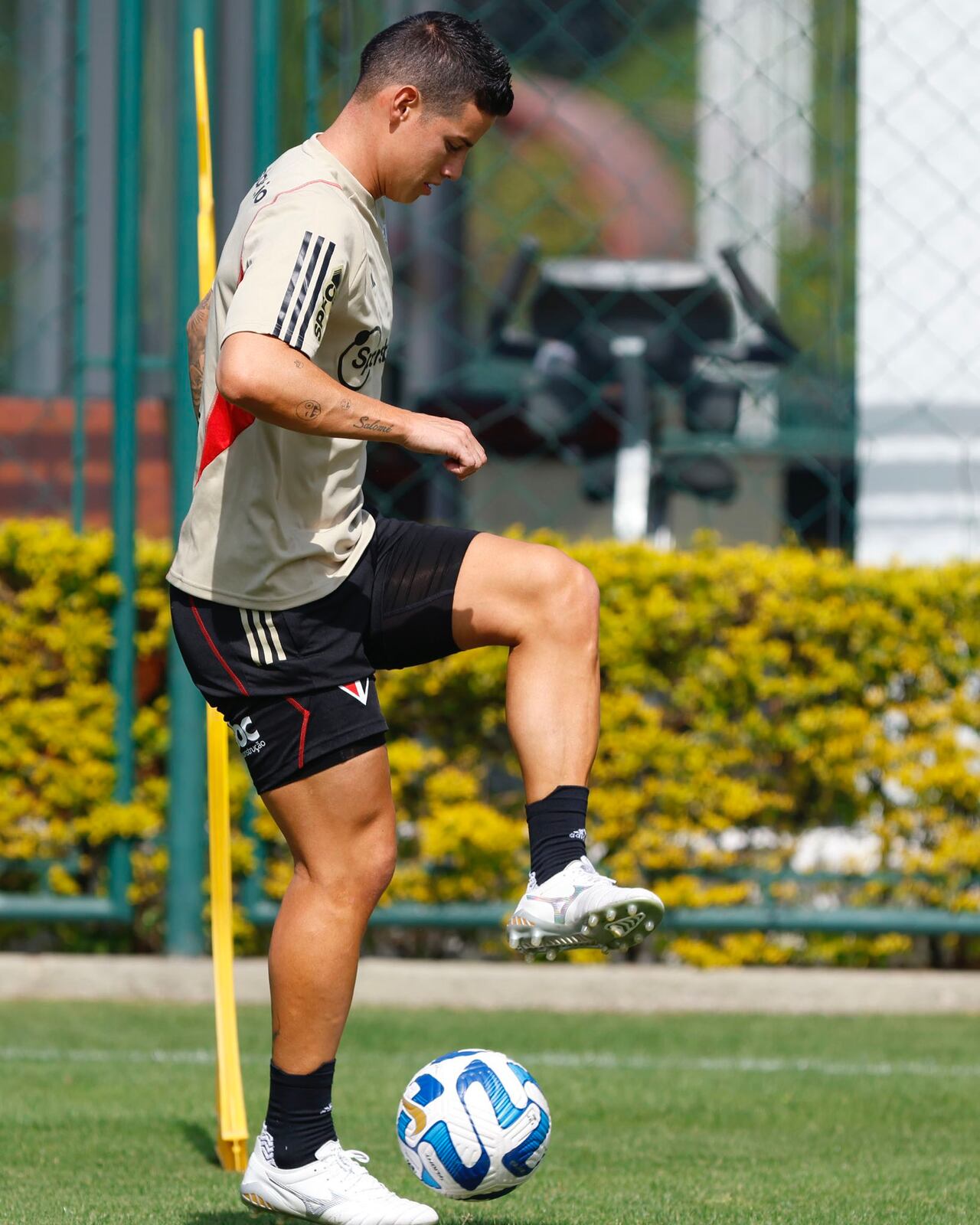 James Rodríguez en entrenamiento con Sao Paulo.