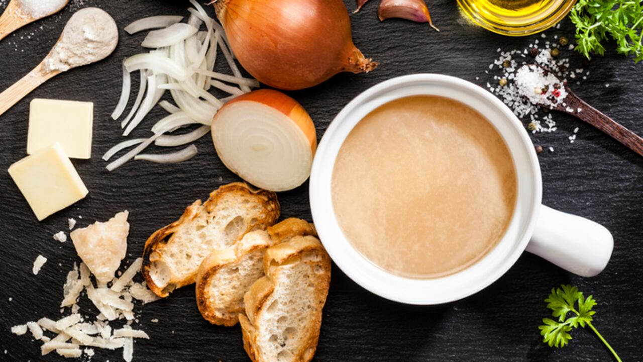 La cebolla ayuda a limpiar el organismo, lo cual es fundamental para eliminar líquidos y toxinas del cuerpo que podrían resultar perjudiciales.