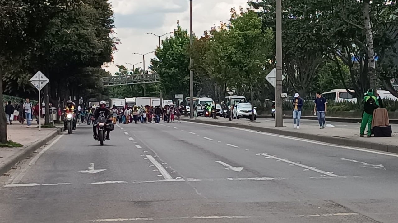 Un grupo de indígenas embera bloqueó una de las calzadas que permite el ingreso a Bogotá por la Calle 80 desde los municipios del occidente de Cundinamarca, por lo que se ha visto afectada la movilidad en ese punto.