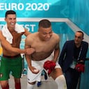 Cristiano Ronaldo sonriendo con Mbappé durante un partido entre Portugal y Francia
