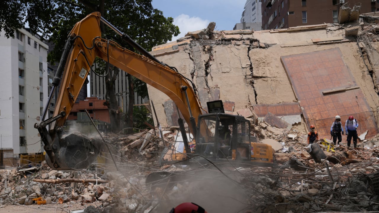 El despliegue incluye maquinaria pesada para la remoción de escombros.
