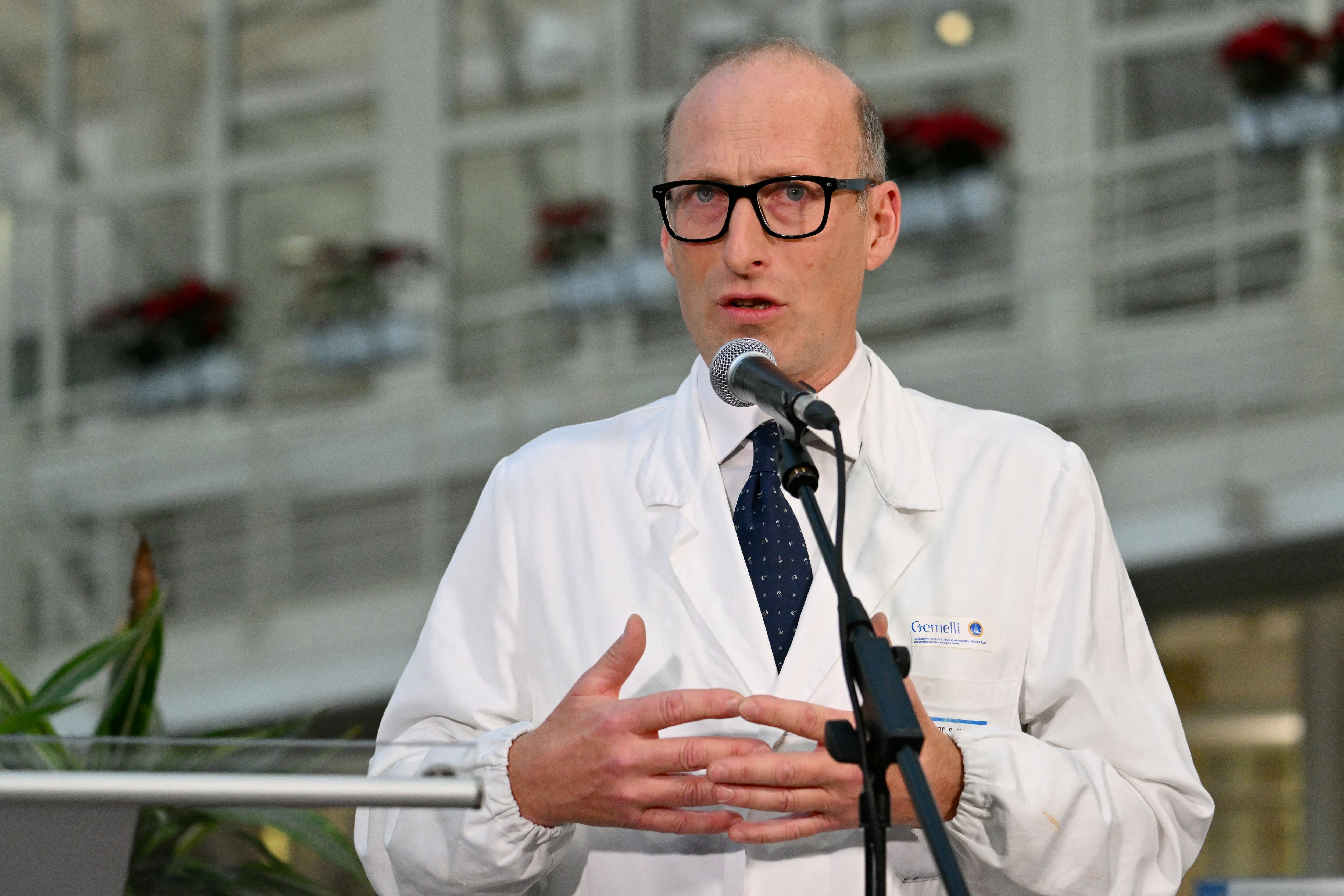 El profesor Sergio Alfieri da una conferencia de prensa en el hospital Gemelli donde el Papa Francisco está hospitalizado para pruebas y tratamiento de bronquitis en Roma, el 21 de febrero de 2025. El Papa Francisco pasa otra noche tranquila en el hospital, dijo el Vaticano el 21 de febrero de 2025 en su actualización matutina, mientras el hombre de 88 años pasó su séptimo día en el hospital siendo tratado por neumonía. (Foto de Alberto PIZZOLI / AFP)