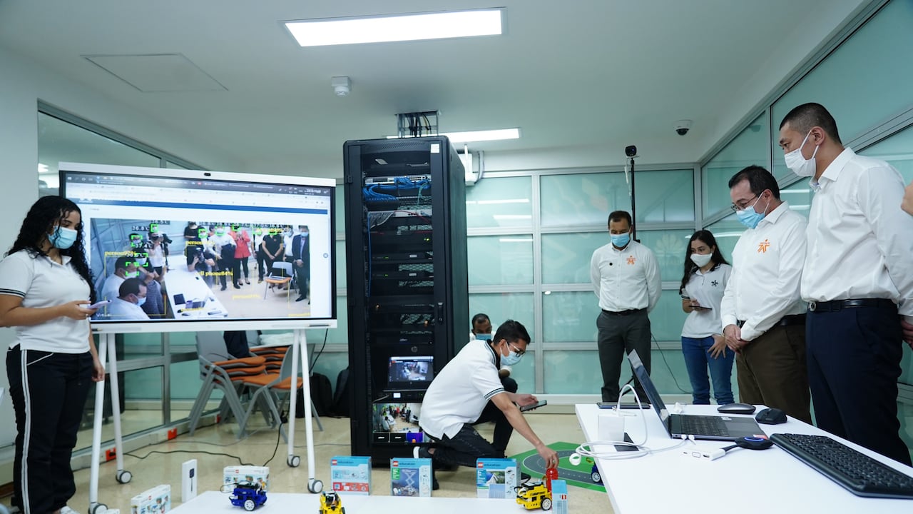 El laboratorio de Inteligencia Artificial fue ejecutado por medio de un convenio marco firmado entre el SENA y Huawei Technologies Colombia S.A.S.