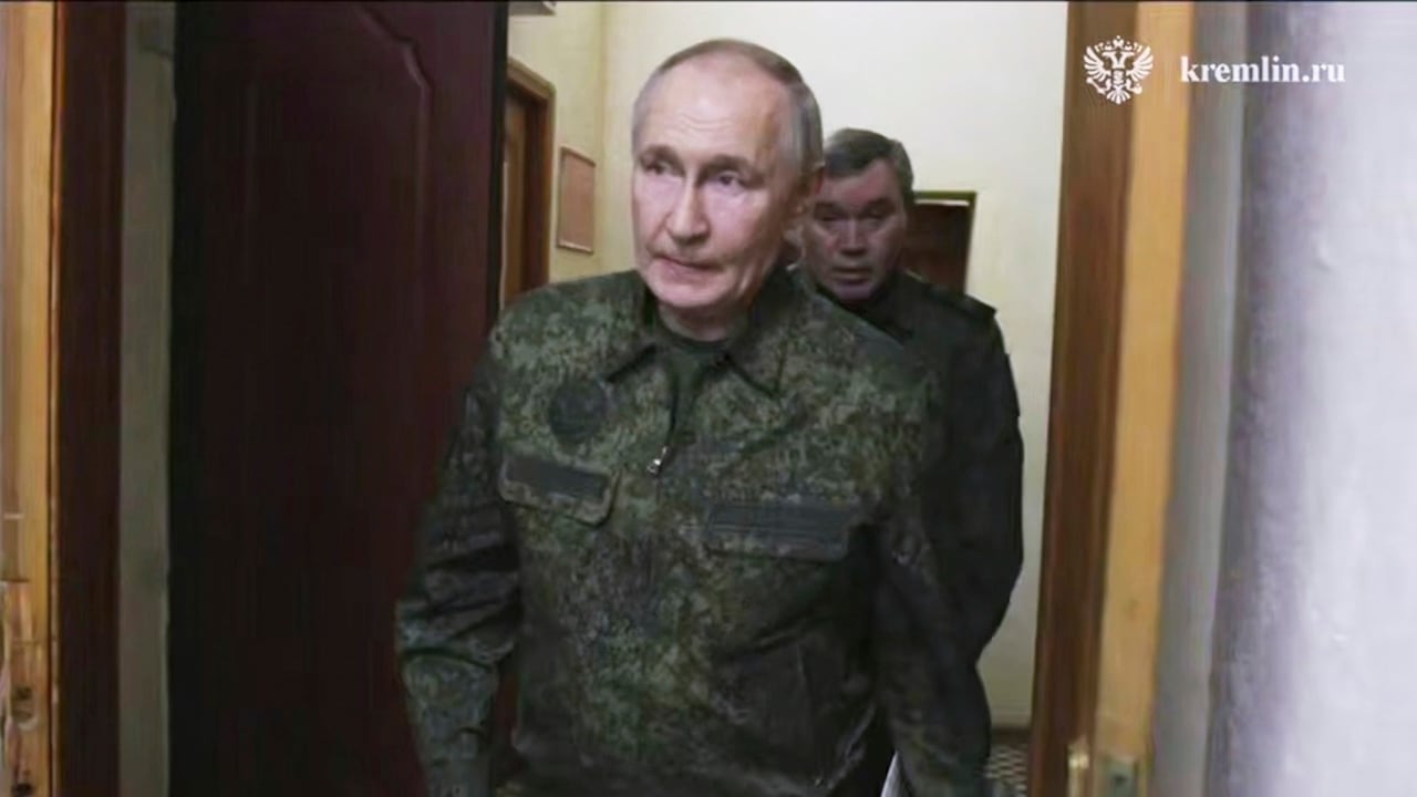 En esta imagen, extraída de un video publicado por el Servicio de Prensa Presidencial de Rusia, el miércoles 12 de marzo de 2025, el presidente ruso, Vladímir Putin, acompañado por el jefe del Estado Mayor General, el general Valery Gerasimov, tras él, visita un cuartel general militar en la región rusa de Kursk.