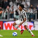 Juventus' Juan Cuadrado, right, takes on AC MIlan's Alessio Romagnoli during the Serie A soccer match between Juventus and AC Milan, at the Turin Allianz stadium, Italy, Sunday, Sept. 19, 2021. (Marco Alpozzi/LaPresse via AP)