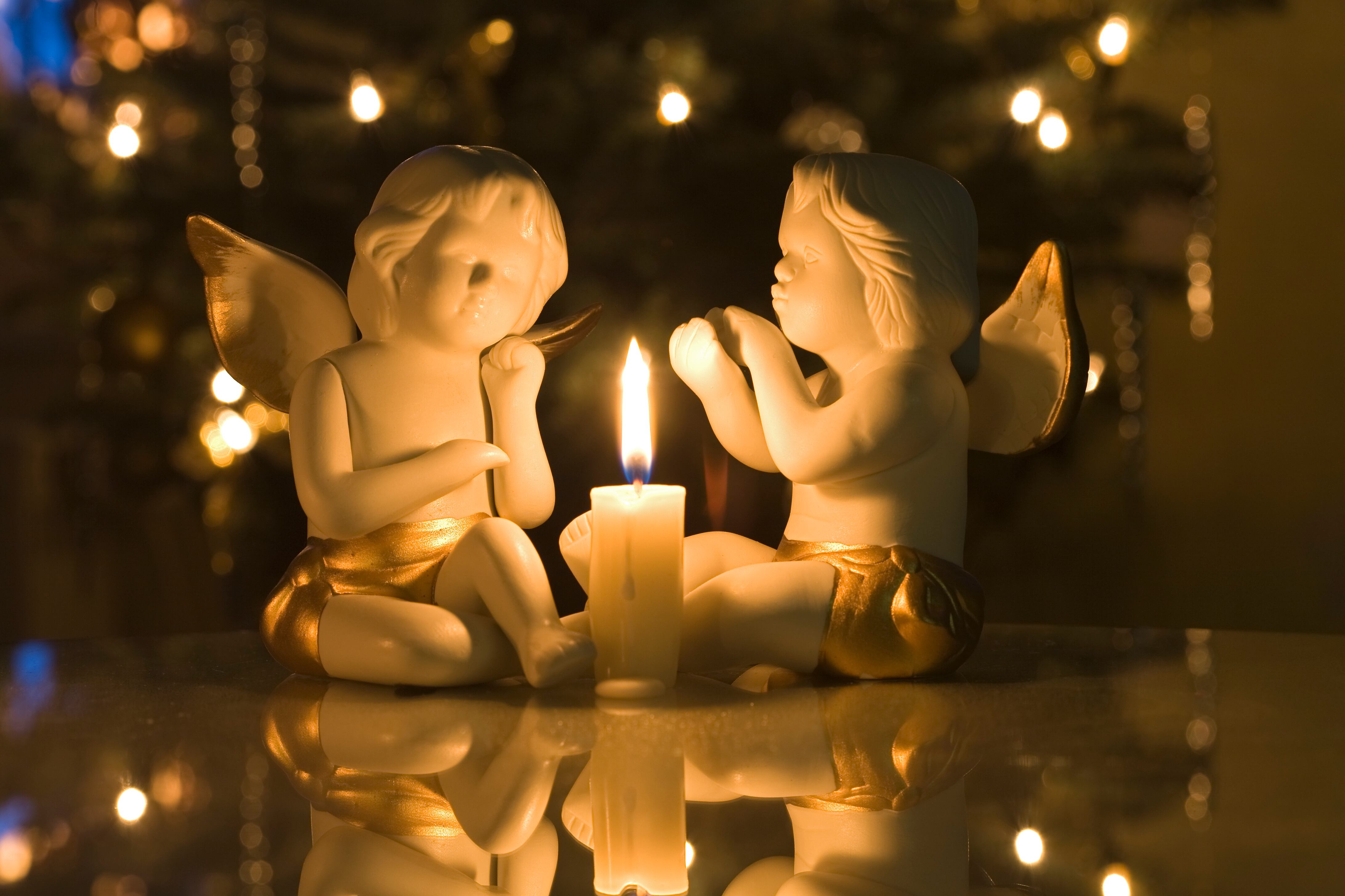 La vela de los siete arcángeles se convierte así en una luz guía.