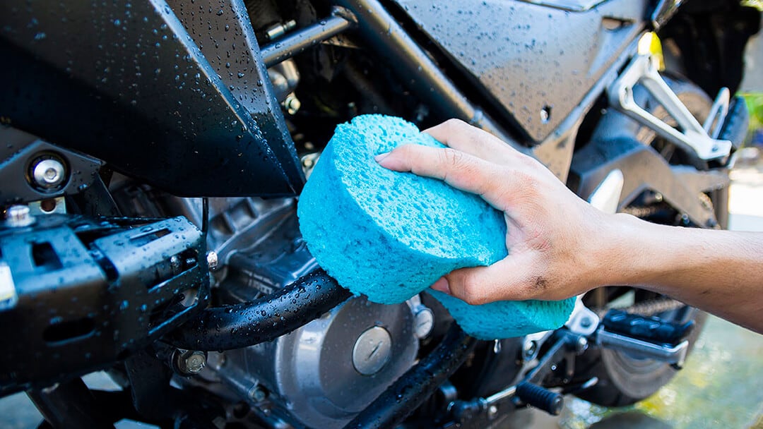 Cómo lavar su moto en casa de forma fácil y rápida: estos son los productos que necesita