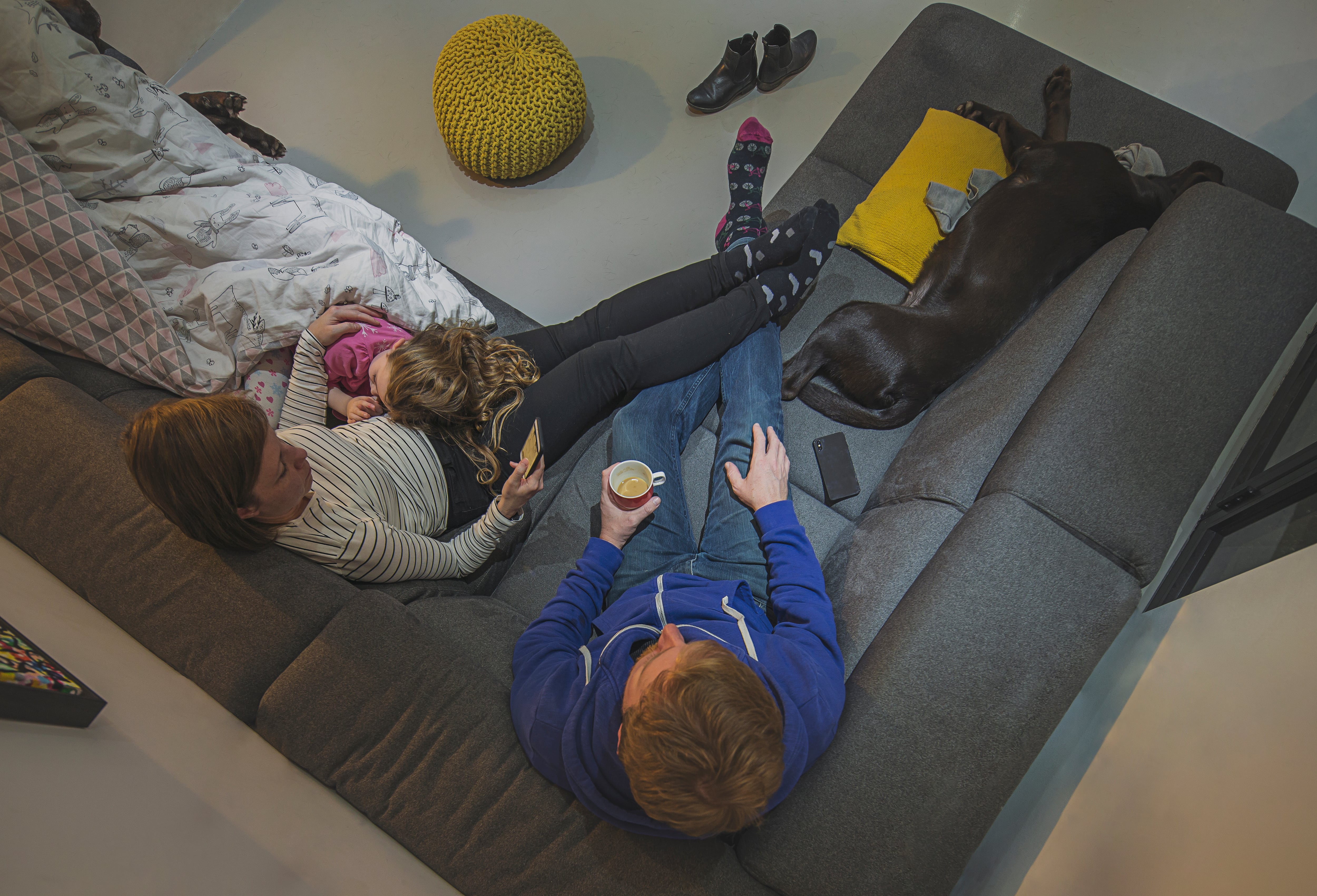 Familia trasnochada por trastornos del sueño de su hija