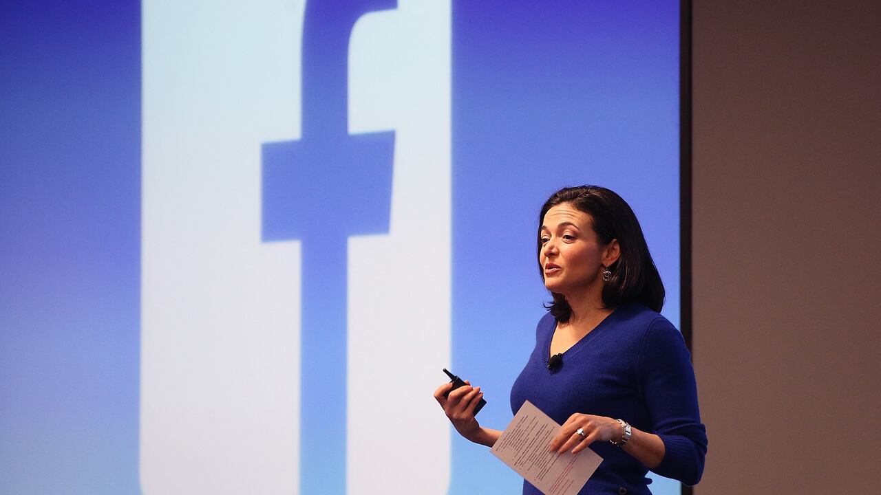 (ARCHIVOS) En esta foto de archivo tomada el 10 de febrero de 2015, la directora de operaciones de Facebook, Sheryl Sandberg, habla durante un evento del Día de Internet Segura en la sede de Facebook en Menlo Park, California. - La segunda ejecutiva más poderosa de Meta, Sheryl Sandberg, dijo el 1 de junio de 2022 que dejará el gigante tecnológico, 14 años después de haber sido contratada por el cofundador de Facebook, Mark Zuckerberg. (Foto de JUSTIN SULLIVAN / GETTY IMAGES NORTEAMÉRICA / AFP)