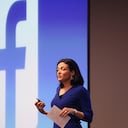 (ARCHIVOS) En esta foto de archivo tomada el 10 de febrero de 2015, la directora de operaciones de Facebook, Sheryl Sandberg, habla durante un evento del Día de Internet Segura en la sede de Facebook en Menlo Park, California. - La segunda ejecutiva más poderosa de Meta, Sheryl Sandberg, dijo el 1 de junio de 2022 que dejará el gigante tecnológico, 14 años después de haber sido contratada por el cofundador de Facebook, Mark Zuckerberg. (Foto de JUSTIN SULLIVAN / GETTY IMAGES NORTEAMÉRICA / AFP)
