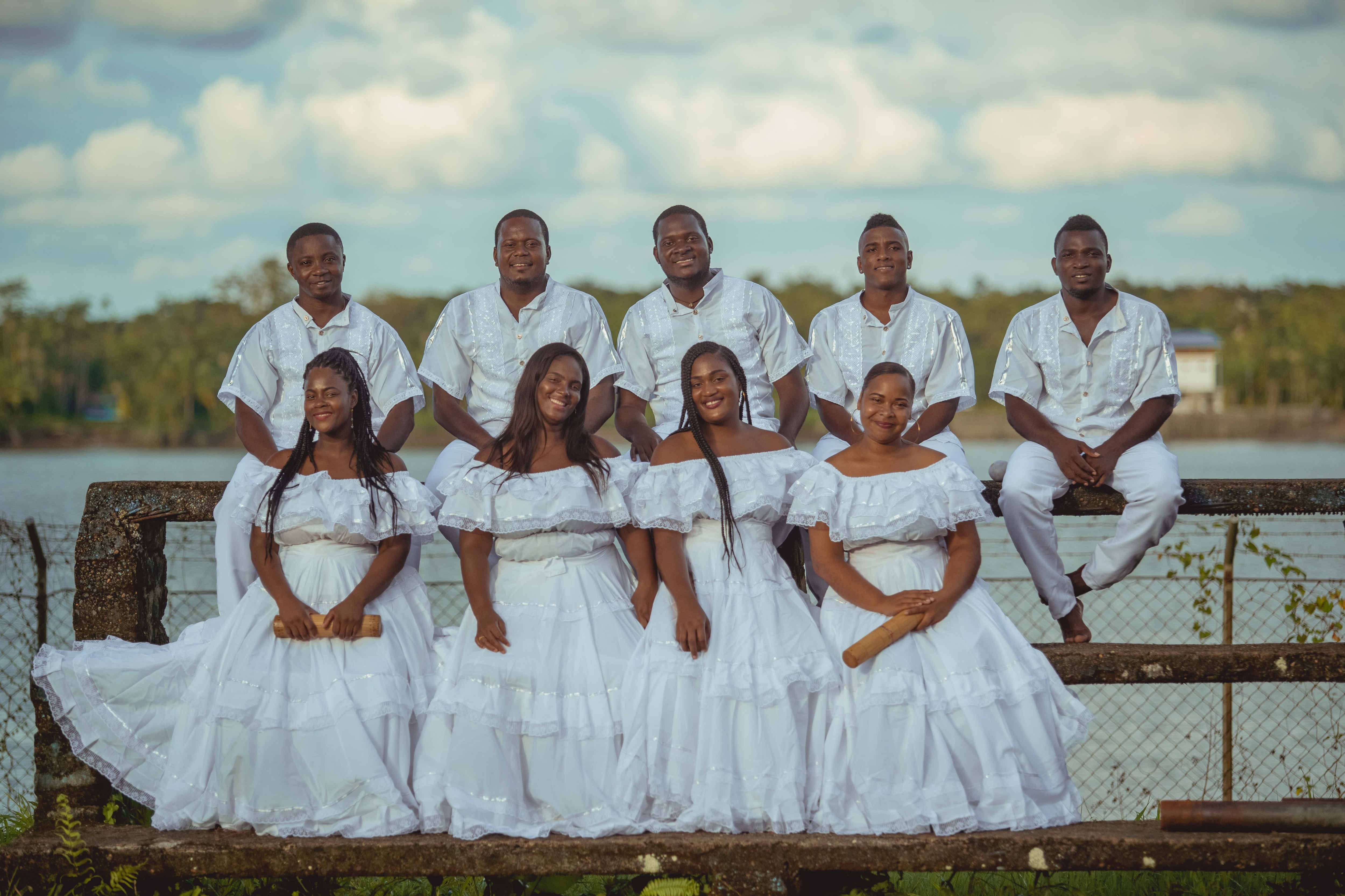 Semblanzas del río Guapi presenta “voy pa’allá”. De izquierda a derecha, (fila superior)Jenner Efren Ruiz Silva, Edinson Jair Caicedo Ortiz, Luis Camilo Caicedo Ortiz, Kevin Andrés Bonilla Grueso, Johan Fernando Bonilla Grueso.
(Fila inferior): Yamile Cortez Vergara, Marbel Cortés Vergara, Yesica Alzamaora Montano, Libia Susana Sinisterra Sinisterra. Foto: José Varón