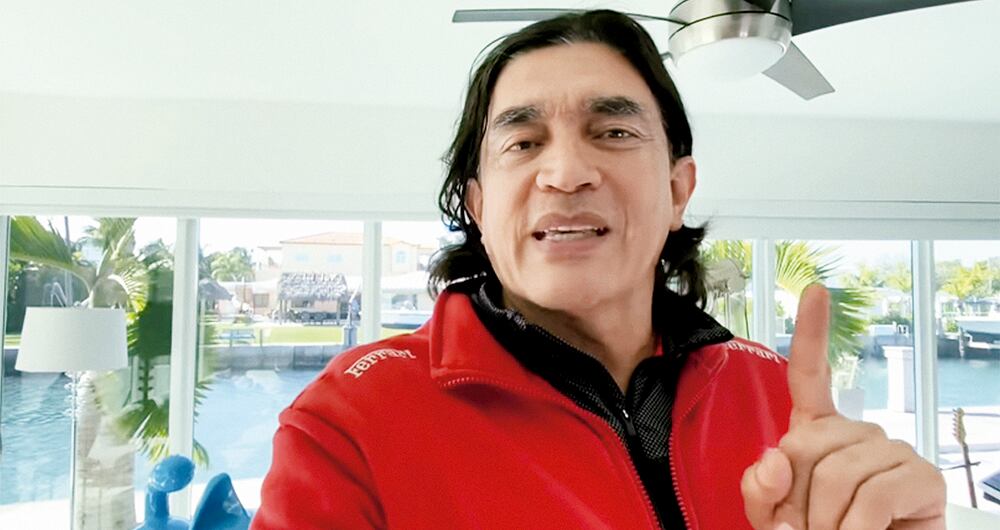 Dentro de las distintas facetas de Bolívar están la de mostrar sus lujosas propiedades en el exterior, así como insistir en su apoyo económico a la primera línea.