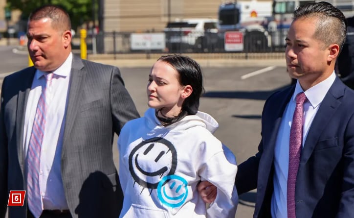 La mujer fue enviada a un tribunal este martes para comparecer por su presunta responsabilidad en el asesinato.