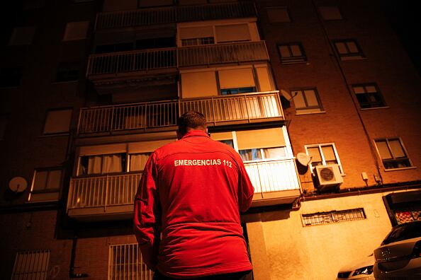 Madrid, España | AFP | jueves 07/09/2023 - 01:14 UTC-5 | 775 palabras


VIDEO DE NOEMI GRAGERA, FOTOS DE JAVIER SORIANO

por Mathilde DUMAZET y Noemi GRAGERA

"Once personas se suicidan al día en España, va aumentando y no se toman realmente" medidas, lamenta Victoria de la Serna, quien once años después del suicidio de su hijo se indigna por la falta de prevención ante este tema todavía tabú en España.

A su lado, su hija María Fernández-Cavada, de 31 años, dice que, a diferencia de los suicidios, los accidentes de tráfico y los feminicidios son objeto de numerosas campañas de prevención y sus cifras han disminuido en los últimos años en España.

"La muerte de por sí es un tema tabú" y si es por suicidio "se hace más difícil (...) Es como una bomba atómica que arrasa con tu familia", señala, mientras observa unas fotos de su hermano.

Con unos ocho suicidios por cada 100.000 habitantes al año, según las últimas cifras oficiales, España se sitúa por debajo de la media europea (11,3 en 2019, según el Banco Mundial).

Pero mientras la cifra europea lleva 20 años cayendo, en España va en aumento, sin que esto se explique por el impacto de la pandemia o las redes sociales, ni por los niveles de ansiedad o pobreza de la población.