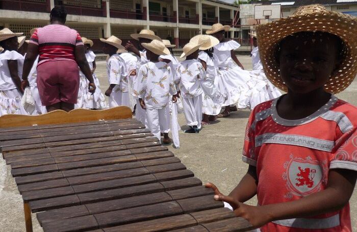 Desde niños aprenden a respetar y a interpretar la marimba de chonta.