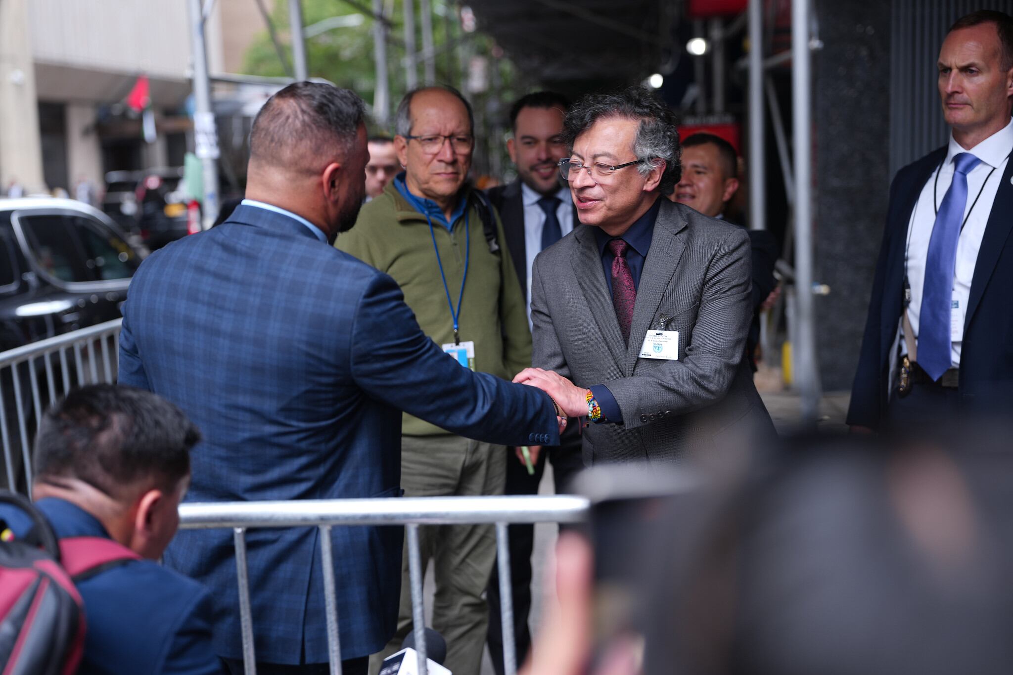 El presidente, Gustavo Petro, caminando por las calles de Nueva York (Estados Unidos), el 22 de septiembre de 2025. Lo acompañó Angie Rodríguez, directora del Departamento Administrativo de la Presidencia (Dapre), además de su esquema de seguridad