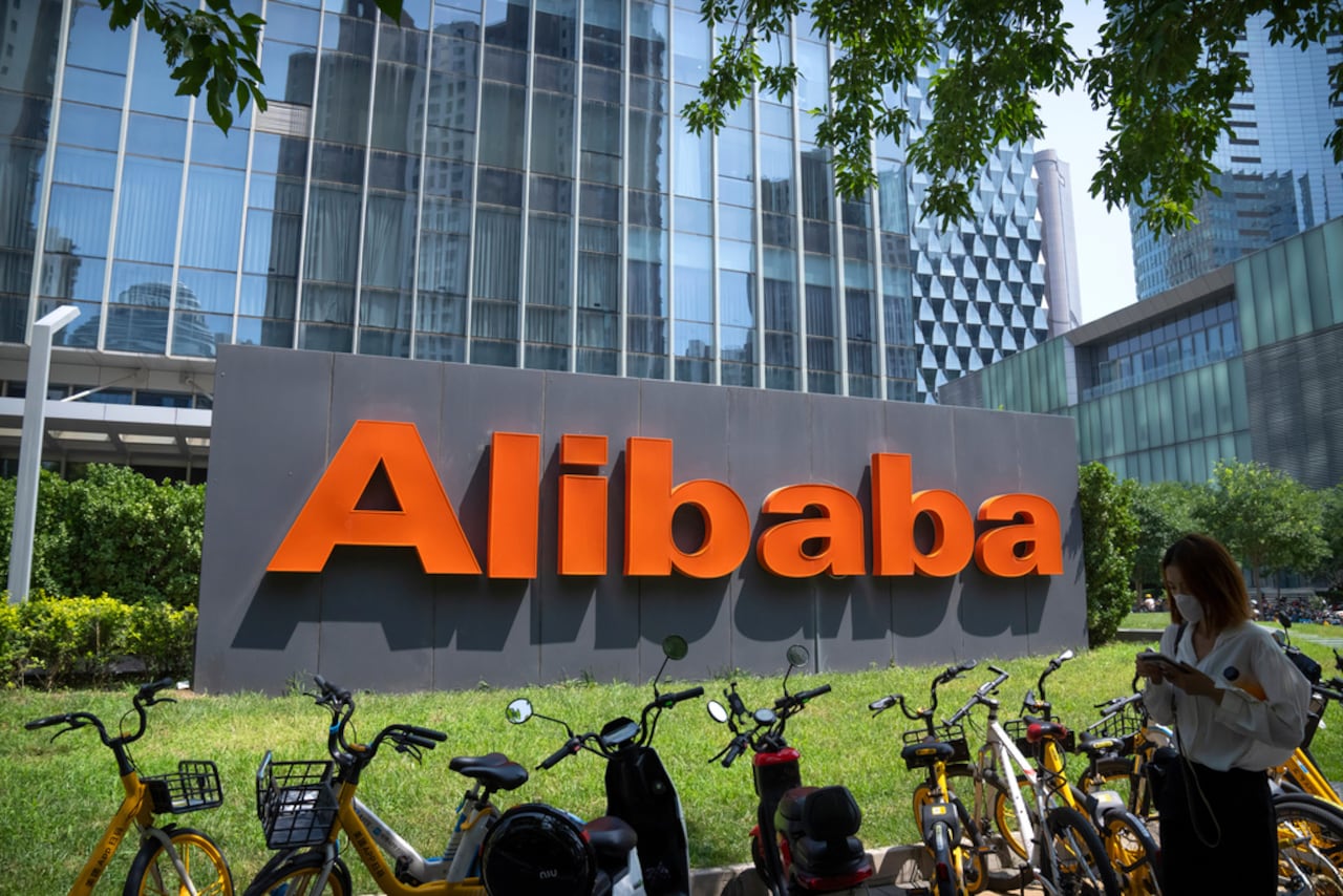 Alibaba es un conglomerado de empresas tecnológicas chinas, fundado en 1999, que opera principalmente a través de plataformas de comercio electrónico
