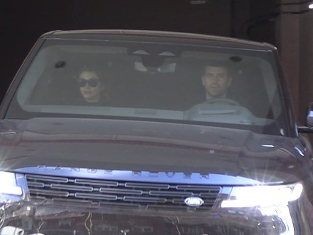 El exfutbolista fue captado junto a su novia mientras salían del edificio en el que viven.