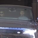 El exfutbolista fue captado junto a su novia mientras salían del edificio en el que viven.