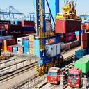 Vehículos transportan contenedores en la terminal de contenedores de comercio exterior del puerto de Qingdao en la provincia de Shandong en Qingdao, China, el 29 de enero de 2025. (Foto de Costfoto/NurPhoto vía Getty Images)