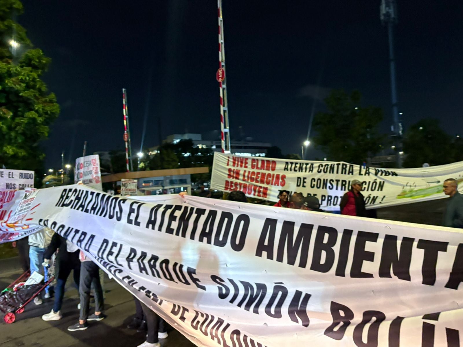 Ciudadanos realizan bloqueos en la noche del 6 de octubre de 2025.