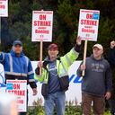 Los miembros del Sindicato de Maquinistas de Boeing Steven Wilson, izquierda, Dave Hendrickson, centro, y Mark Erickson, derecha, saludan al tráfico que pasa mientras están en el piquete en la planta de ensamblaje de Renton, el viernes 13 de septiembre de 2024, en Renton, Washington ( Foto AP/John Froschauer)