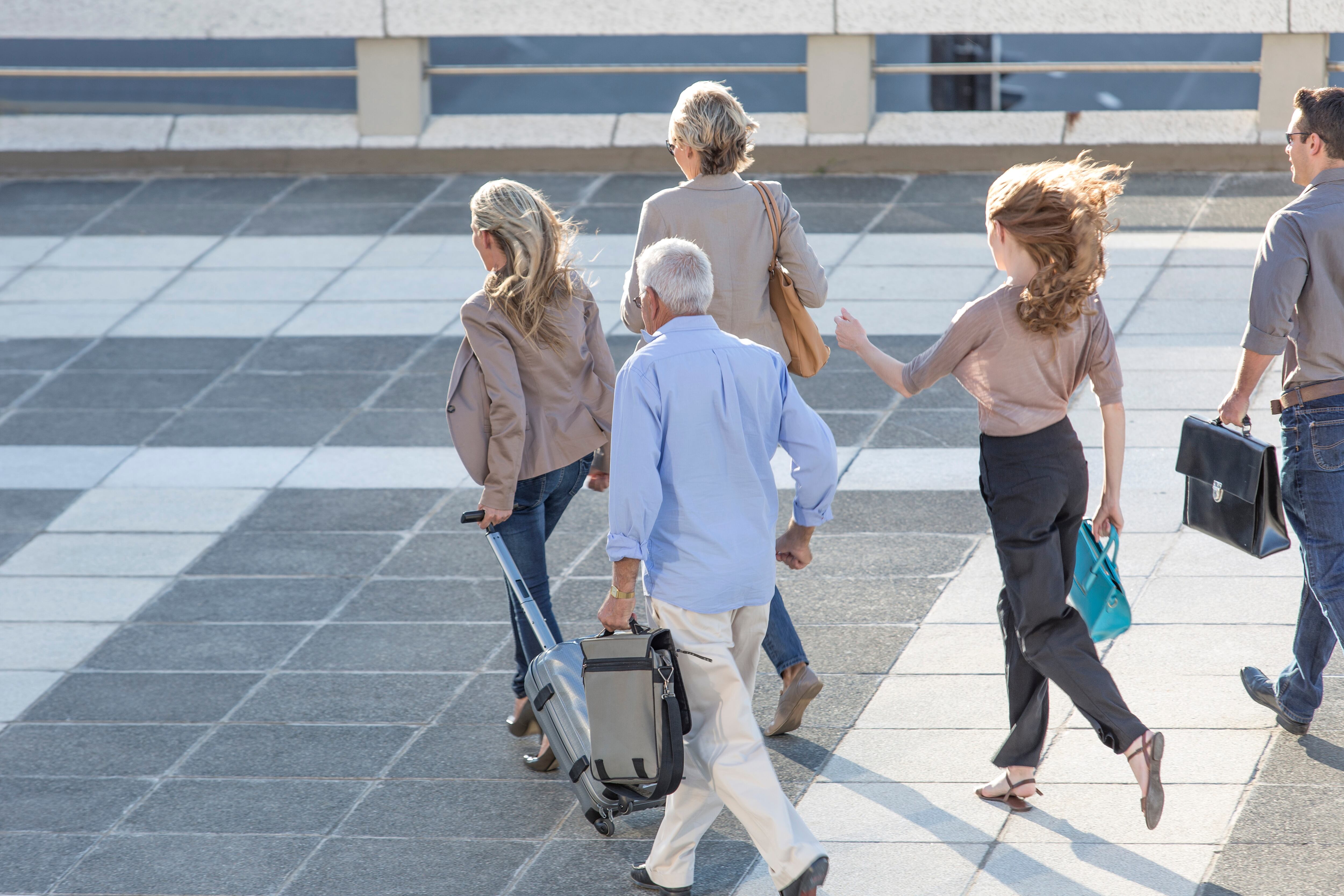 Personas caminando rápido